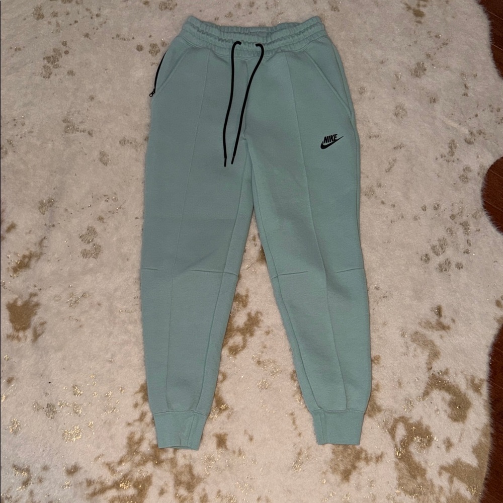 Nike Tech Sweats XS women’s in Sea foam Green